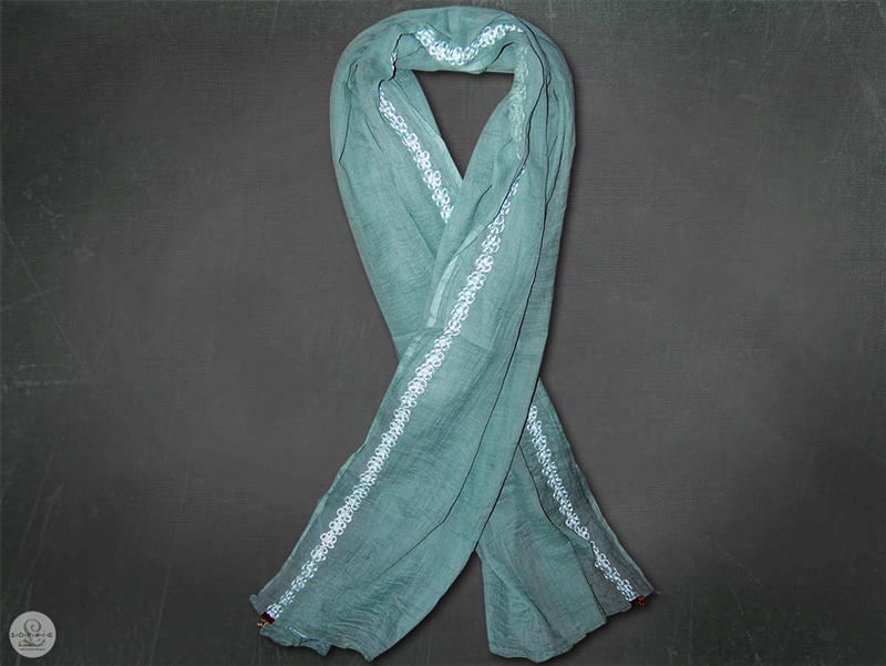 Sophie L / Foulard brodé / Ambae